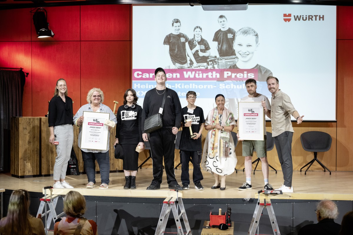 Gewinnerschulteam der Heinrich-Kielhorn-Schule aus Marl gemeinsam mit Carmen Würth (dritte von rechts), Anika Layer (links) und Moderator Felix Uhlig (rechts)