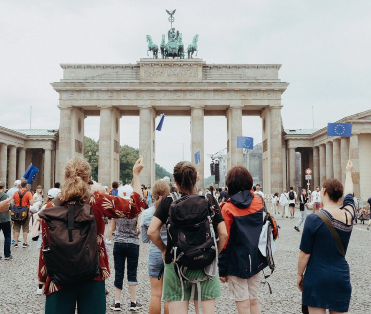 Schülerinnen und Schüler bei der Preisträgerreise Schülerinnen und Schüler bei der Preisträgerreise 'Vielfalt vereint' vor dem Brandenburger Tor in Berlin, die im Rahmen des Europäischen Wettbewerbs gewonnen wurde