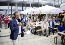 Begrüßung durch Norbert Heckmann, Sprecher der Geschäftsleitung der Adolf Würth GmbH & Co. KG, vor der Bühne des 6. Musikfestes mit Gästen im Hintergrund