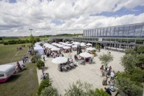 Blick auf das Musikfest 2024 auf der Piazza des CARMEN WÜRTH FORUM von oben mit Sonderstationen und Essens- und Getränkestände von Panorama Catering